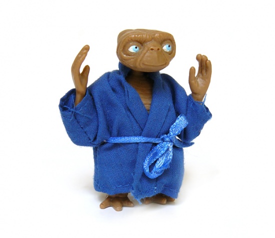 figurine E.T avec peignoir bleu